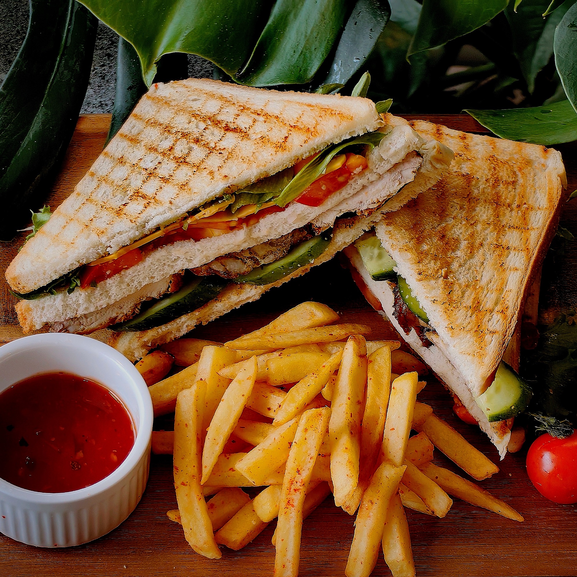 Сэндвич с курицей картоф.фри и кетчупом