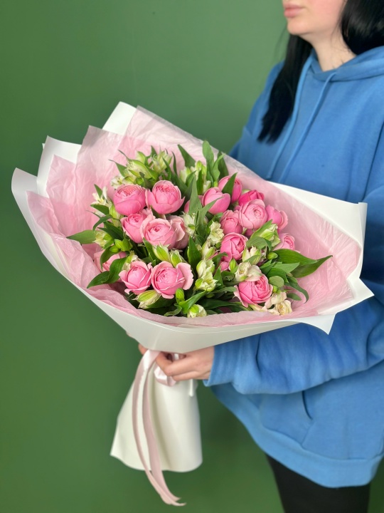 Букет с кустовыми пионовидными розами и альстромерией