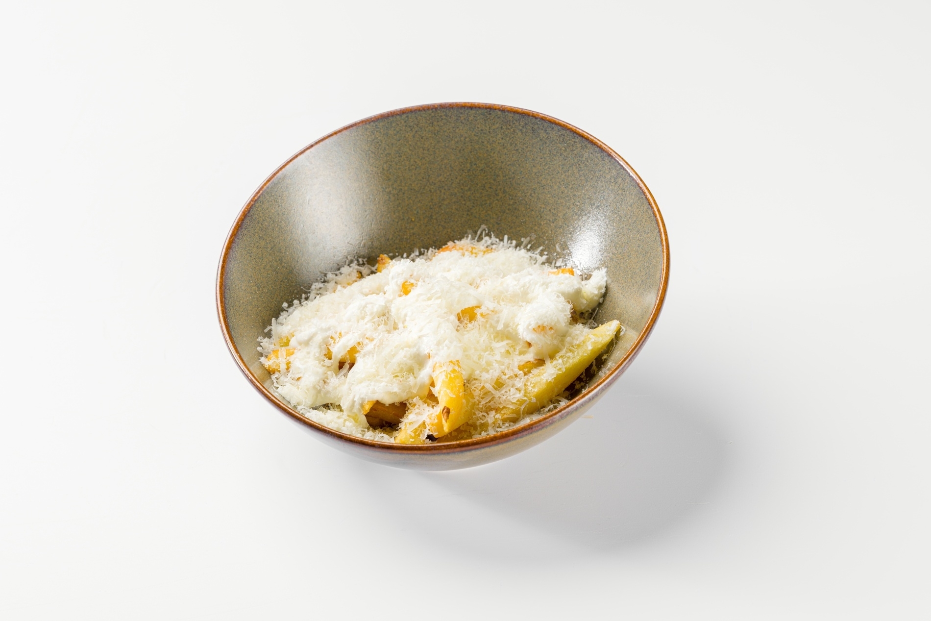 Картофель фри с трюфельным кремом и пармезаном