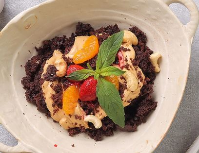 Шоколадный брауни с кремом, фруктами и орехами