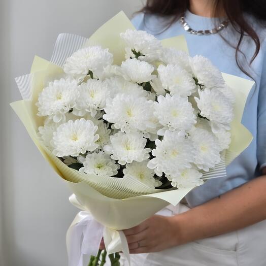 Букет из 5 белых хризантем в кремовом оформлении