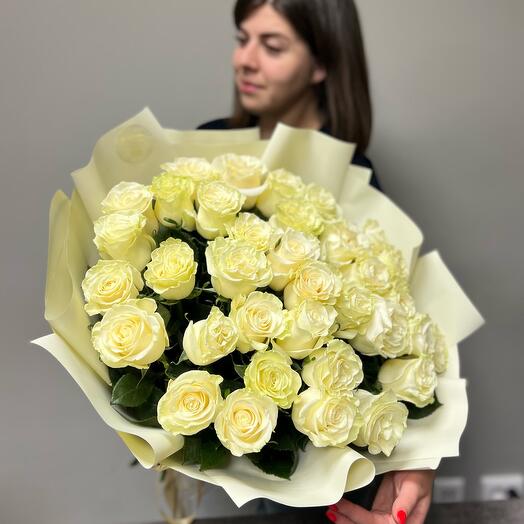35 белых роз в упаковке XL