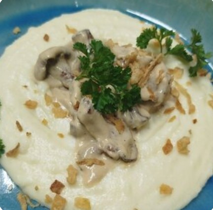 Жареные лисички с картофельным кремом