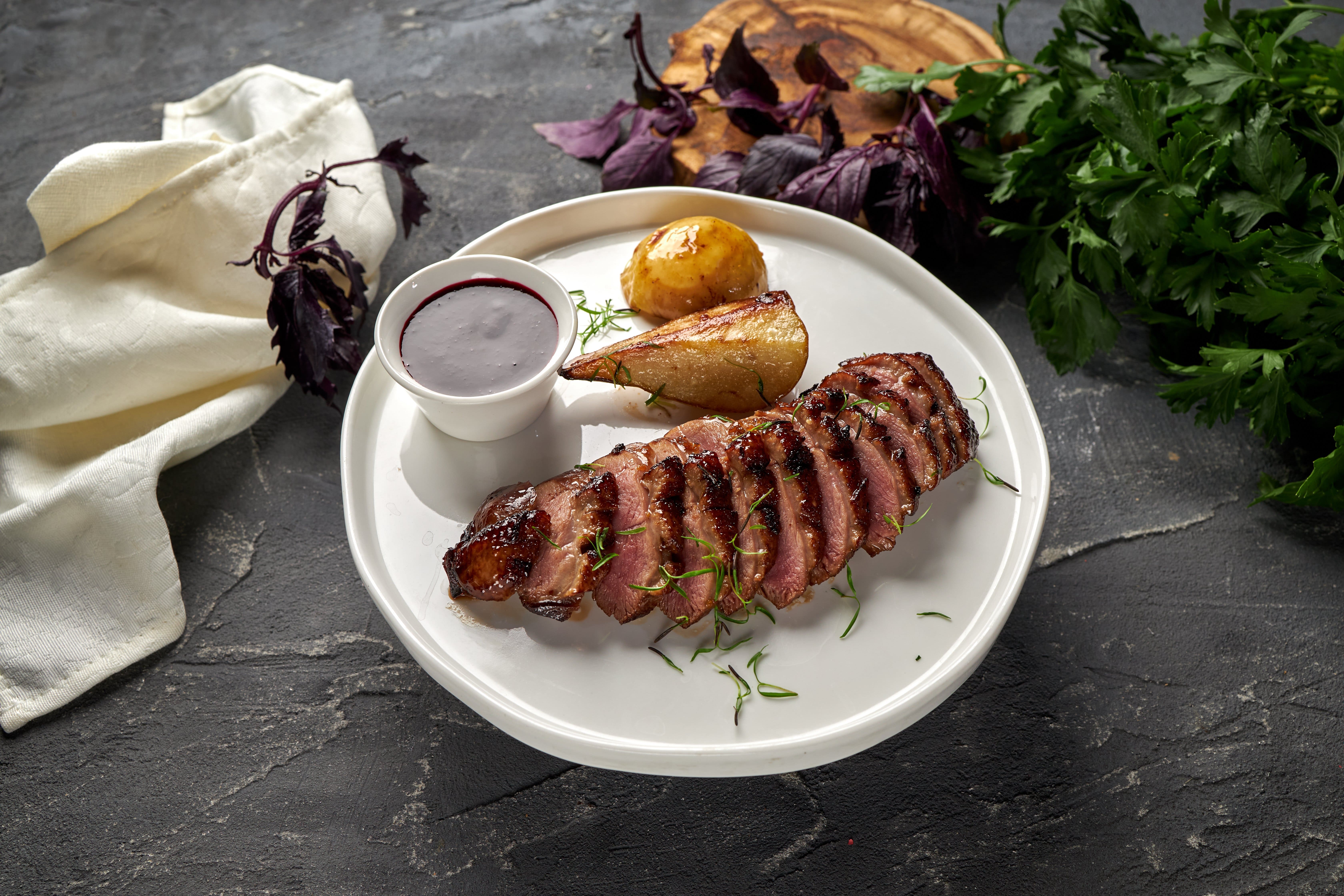 Утиное филе на гриле с печ.фрукт. и ягод