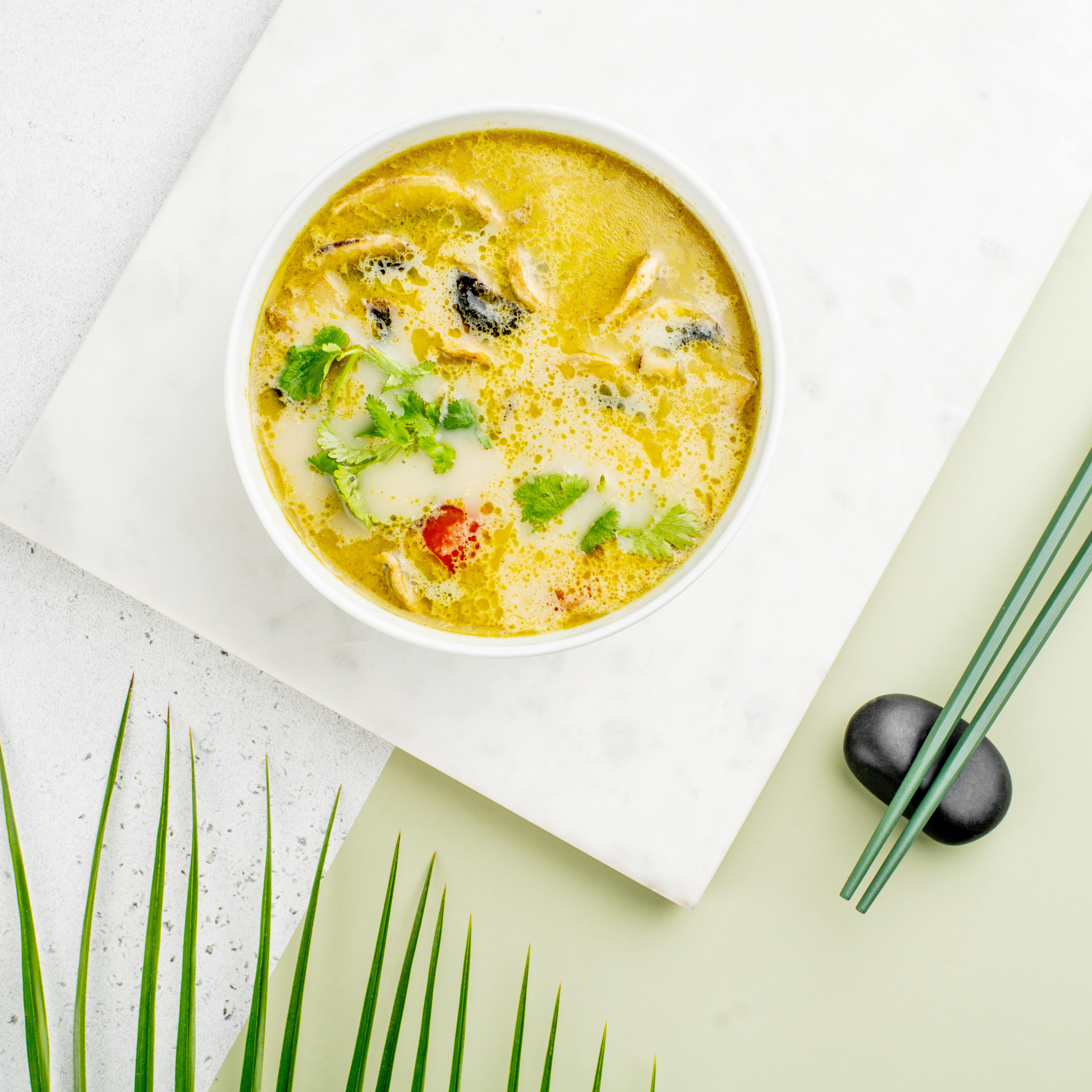 Тайский суп зеленый карри с грибами и курицей