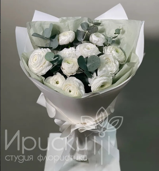 Букет с белоснежными ранункулюсами