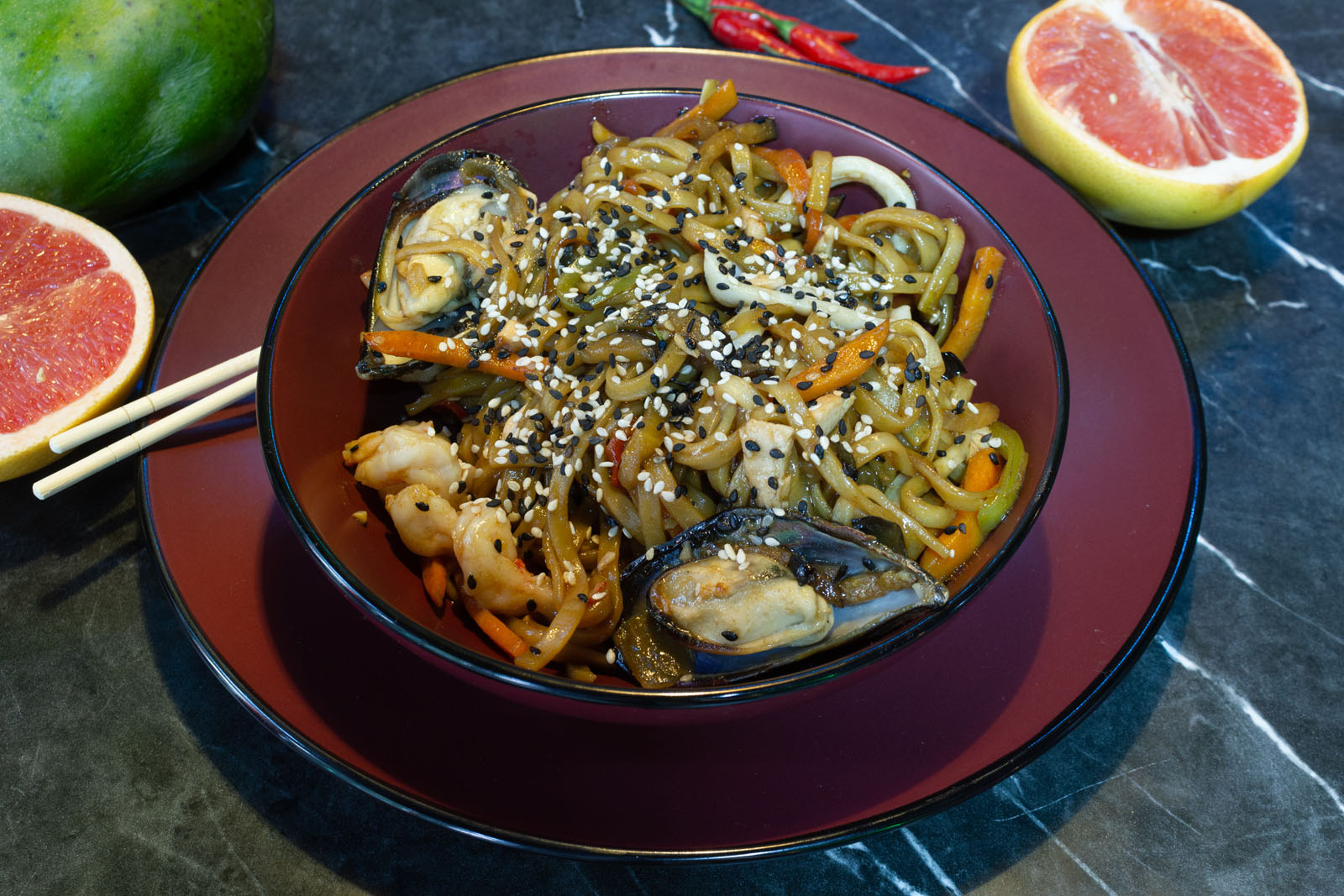 Вок с овощами и морепродуктами