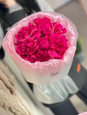 Букет из ярких Французских роз в оформлении