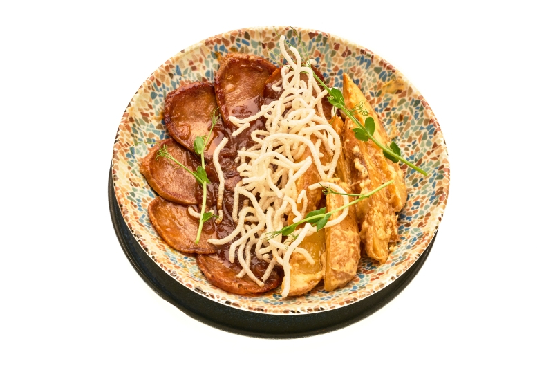 Язык в пряном соусе с сливочным картофел