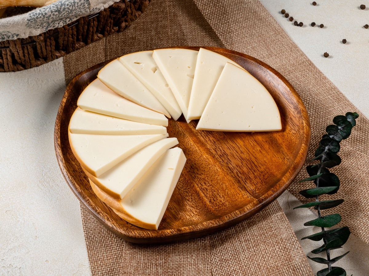 Сыр копчёный Сулугуни в нарезку