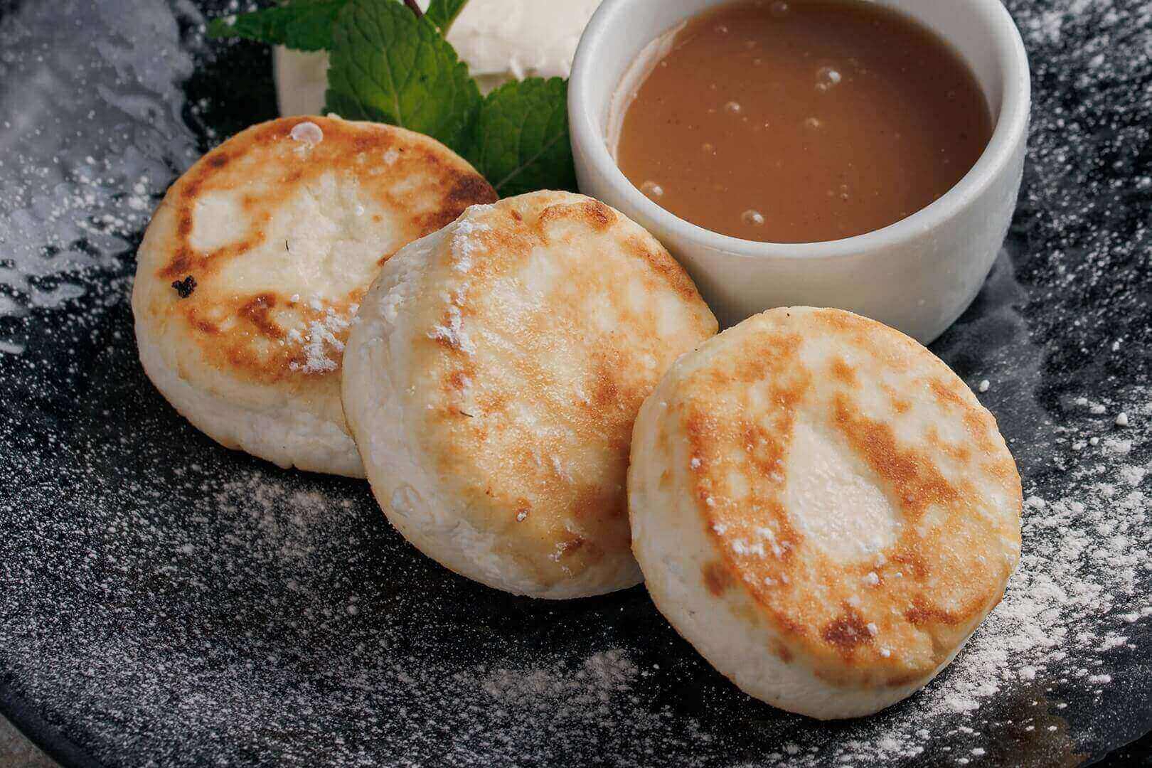 Cырники с солёной карамелью и сметаной