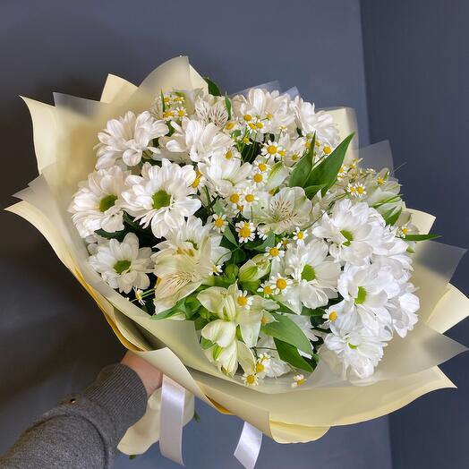 Букет из ромашек и альстромерий