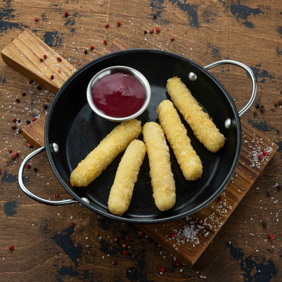 Сырные палочки с брусничным соусом