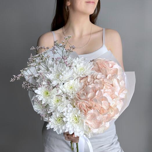 Нежный букет розовая гортензия, хризантема Балтика