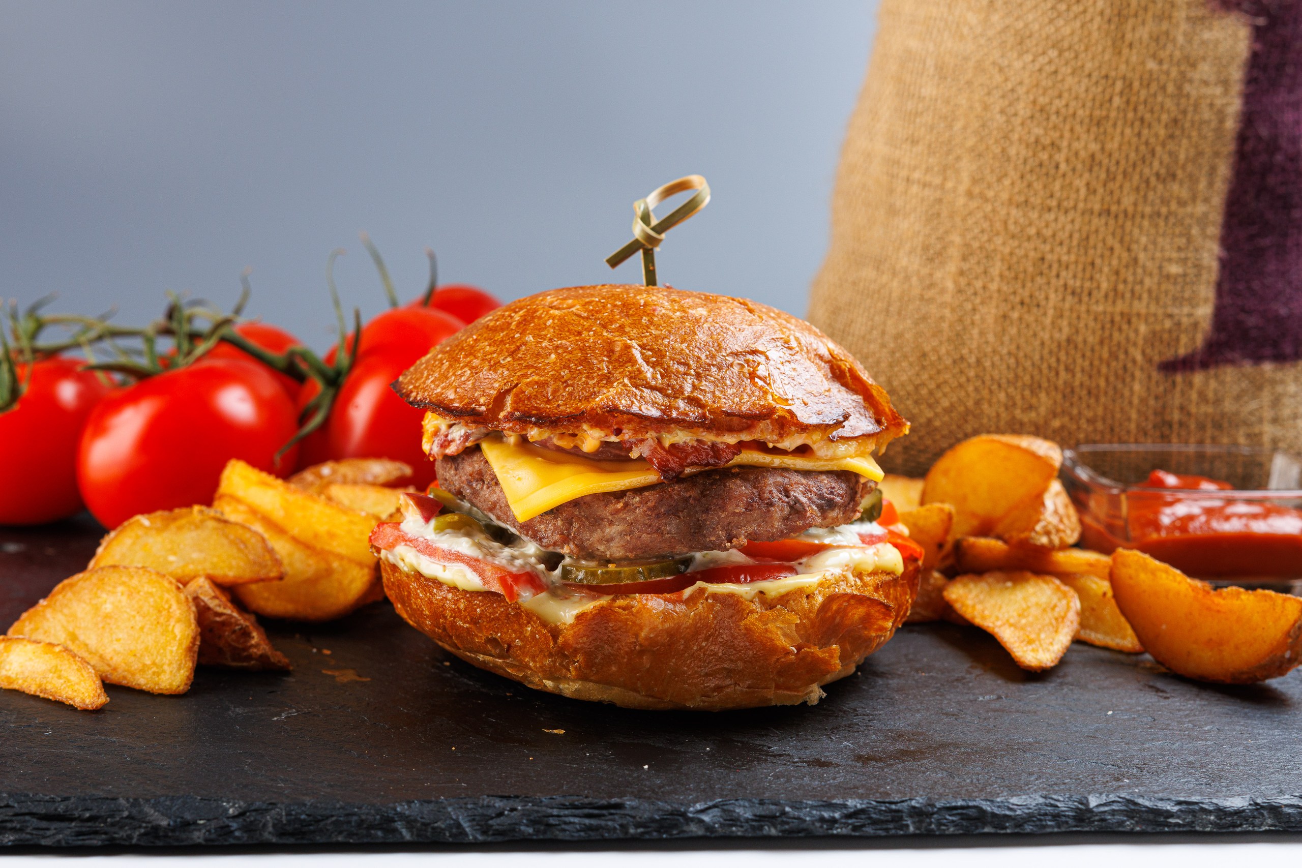 Биф Бургер с беконом барбекю