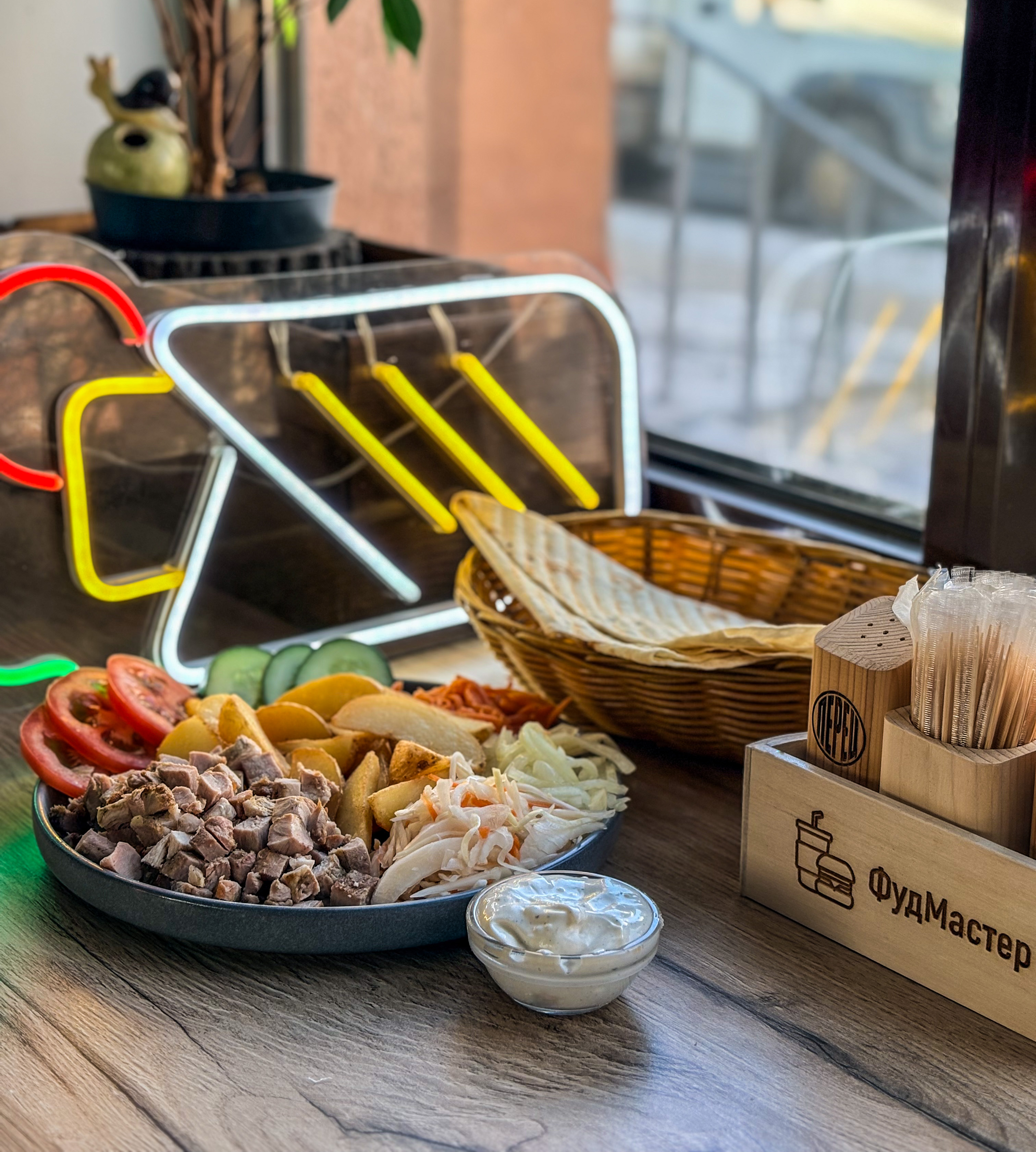 Шаверма свиная на тарелке 