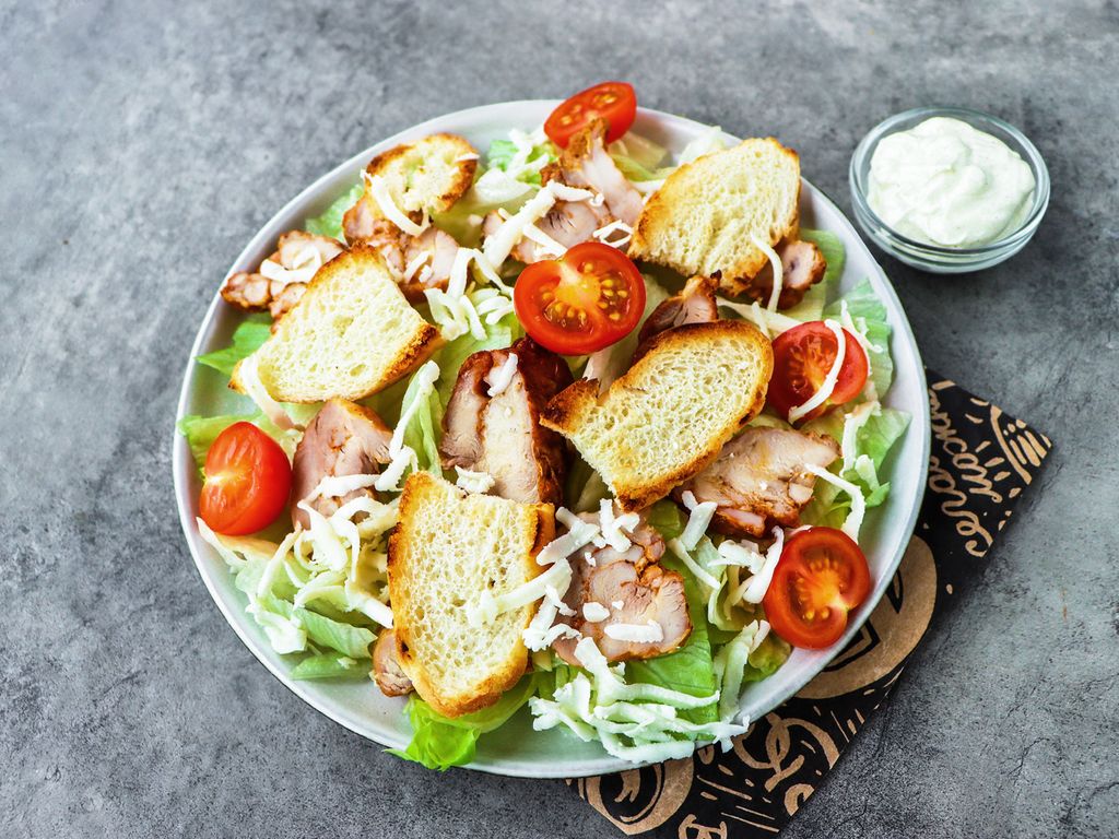 Салат Цезарь с курицей