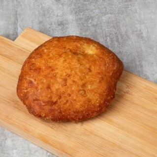 Пирожок с яйцом и луком жареный