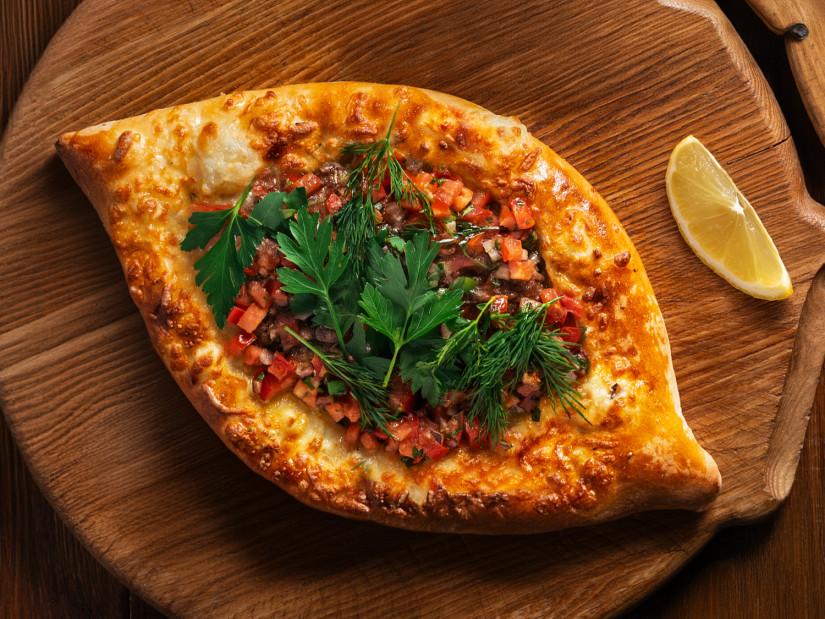 Хачапури по-аджарски с мясом и томатами