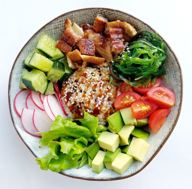 Поке с угрём и рисом