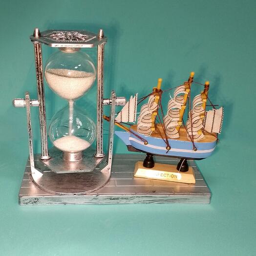 Песочные часы с кораблем серые