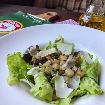 Салат с куриной печенью и сыром пармидж.