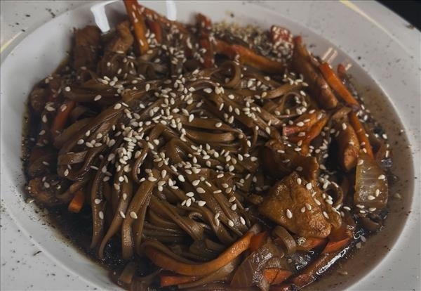 Соба с овощами и куриной грудкой