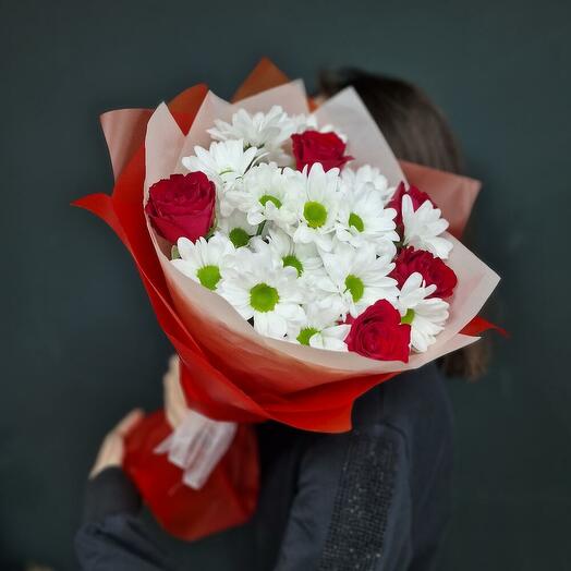 Нежный букет из роз и хризантем