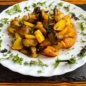 Грибы жареные с луком и картофелем