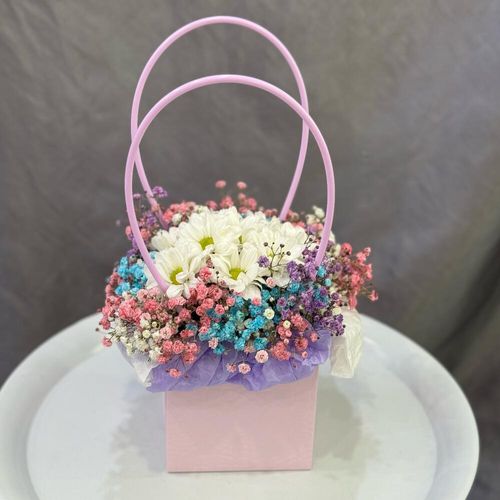 Корзина с цветами: ромашки и гипсофила (к1753)