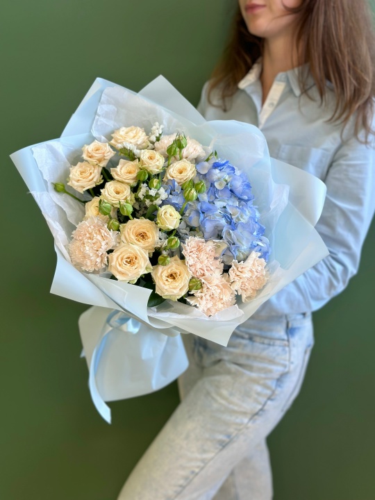 Букет с гортензией ,кустовой розой ,кремовыми диантусами и белой статицей