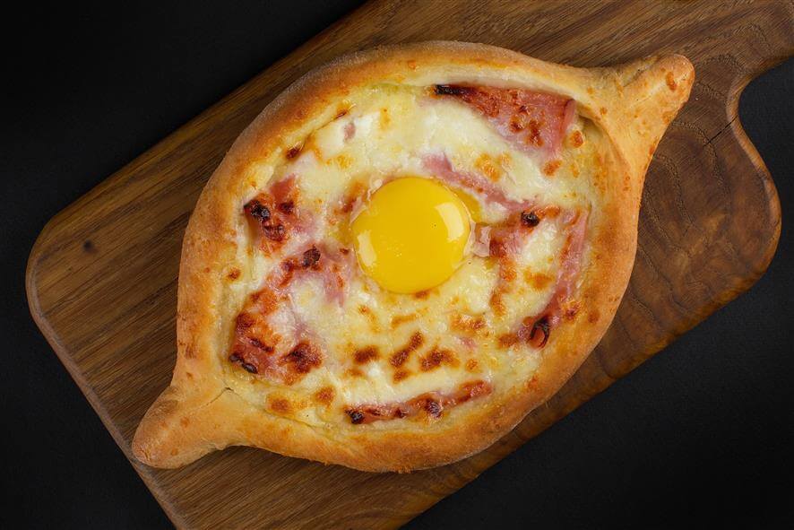 Хачапури с яйцом, ветчиной и сыром