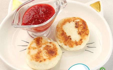 Сырники со сметаной и клубничным соусом