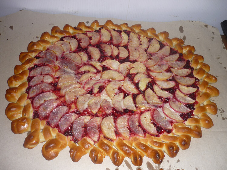 Пирог с яблоками и клюквой