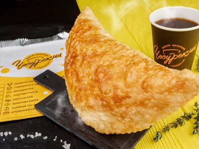 Чебурек с картофельным пюре и луком