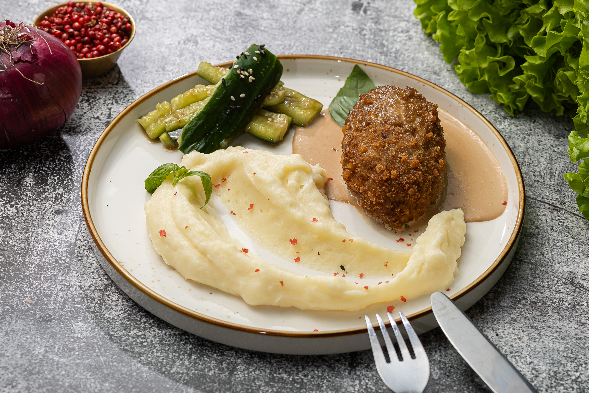 Котлета мясная с сыром в сливочным соусе