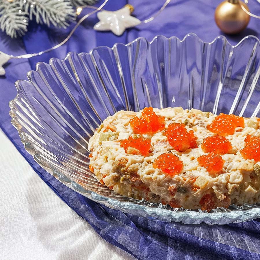 Оливье с крабом и красной икрой
