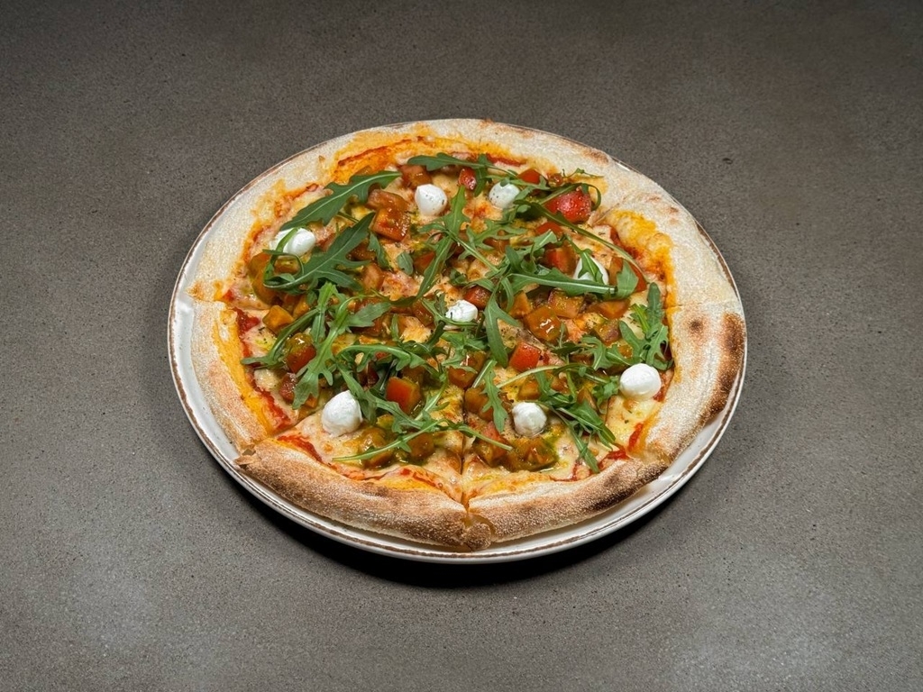 Пицца Капрезе с томатами и моцареллой