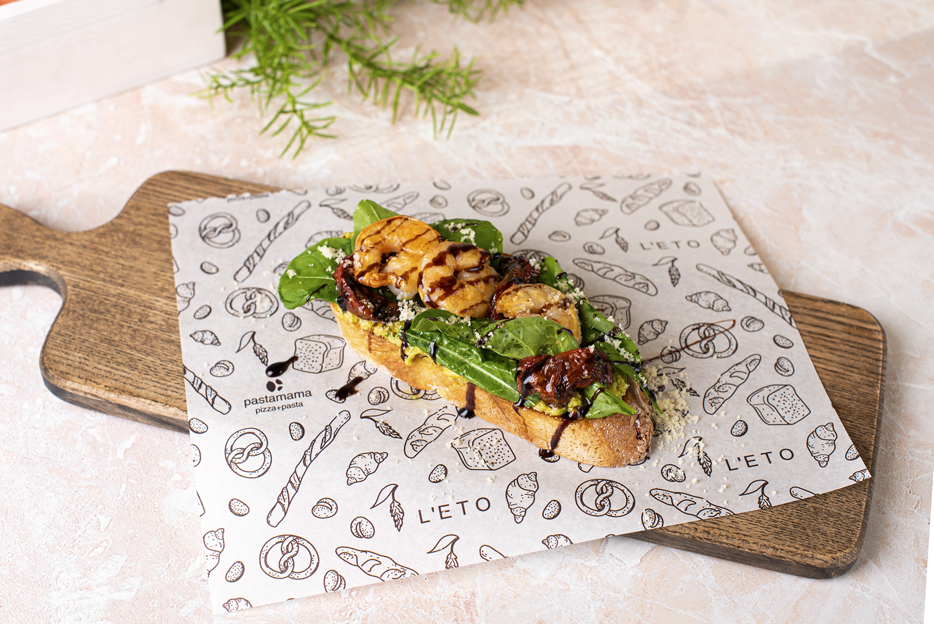 Брускетта с креветками и гуакамоле