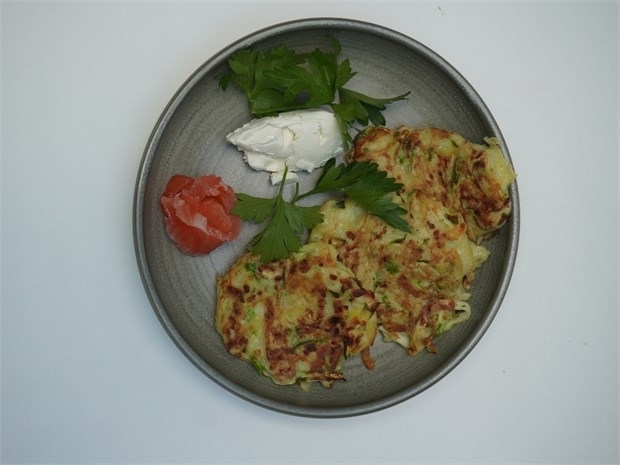 Оладьи из кабачка и картофеля с лососем