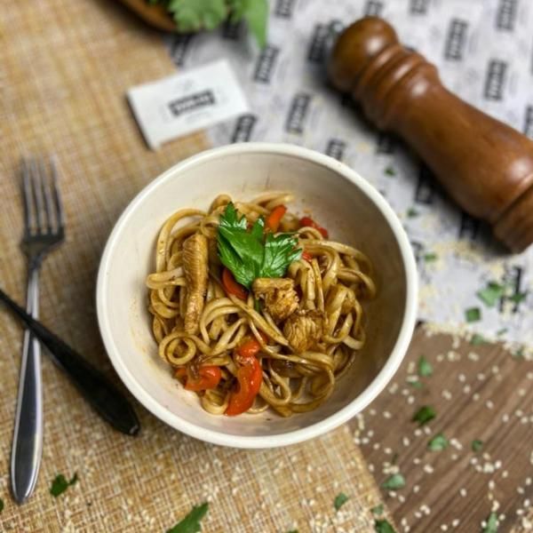 Wok-лапша с индейкой в соусе том-ям