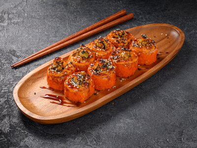 Ролл Калифорния с крабом и мидиями