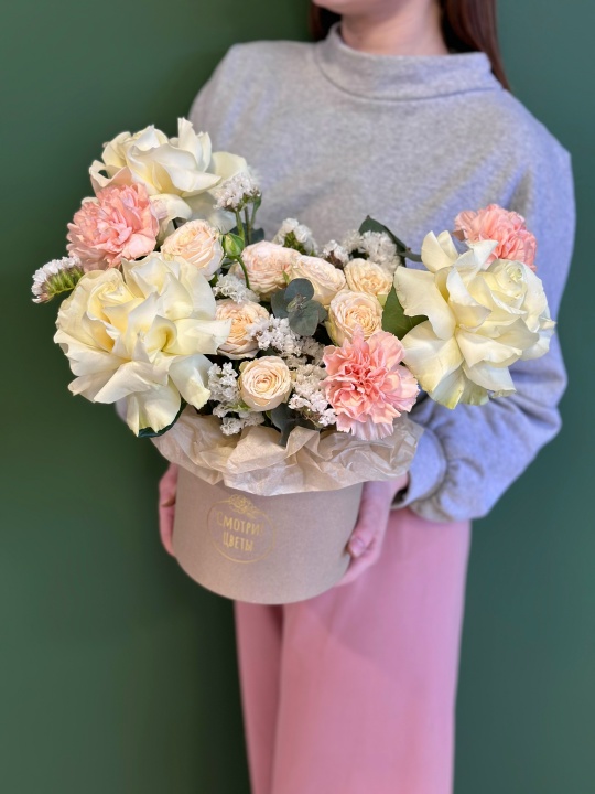 Белые французские розы с диантусами в крафтовой коробке