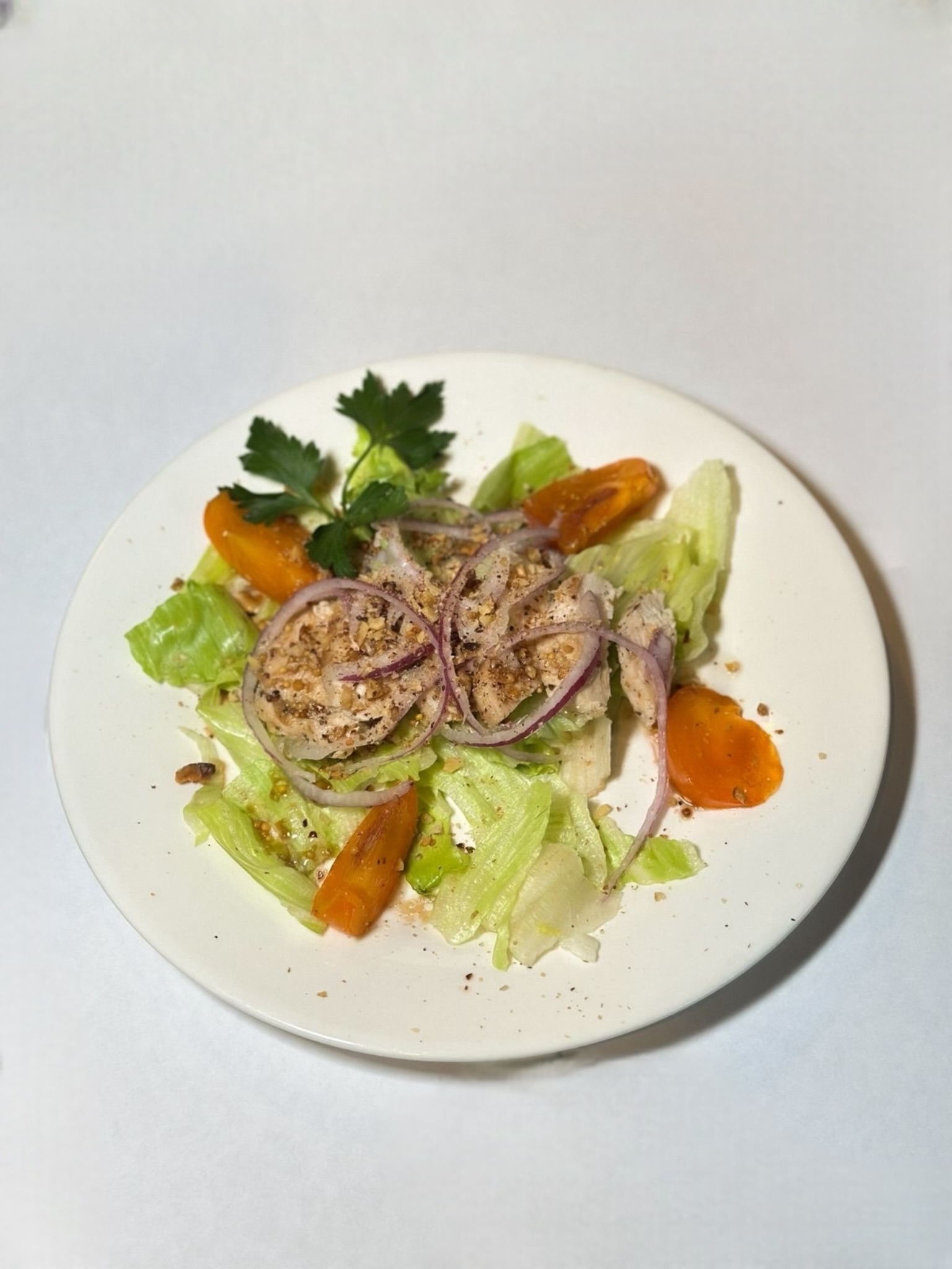 Салат с куриным филе и хурмой