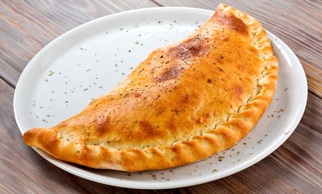 Кальцоне с ветчиной и грибами