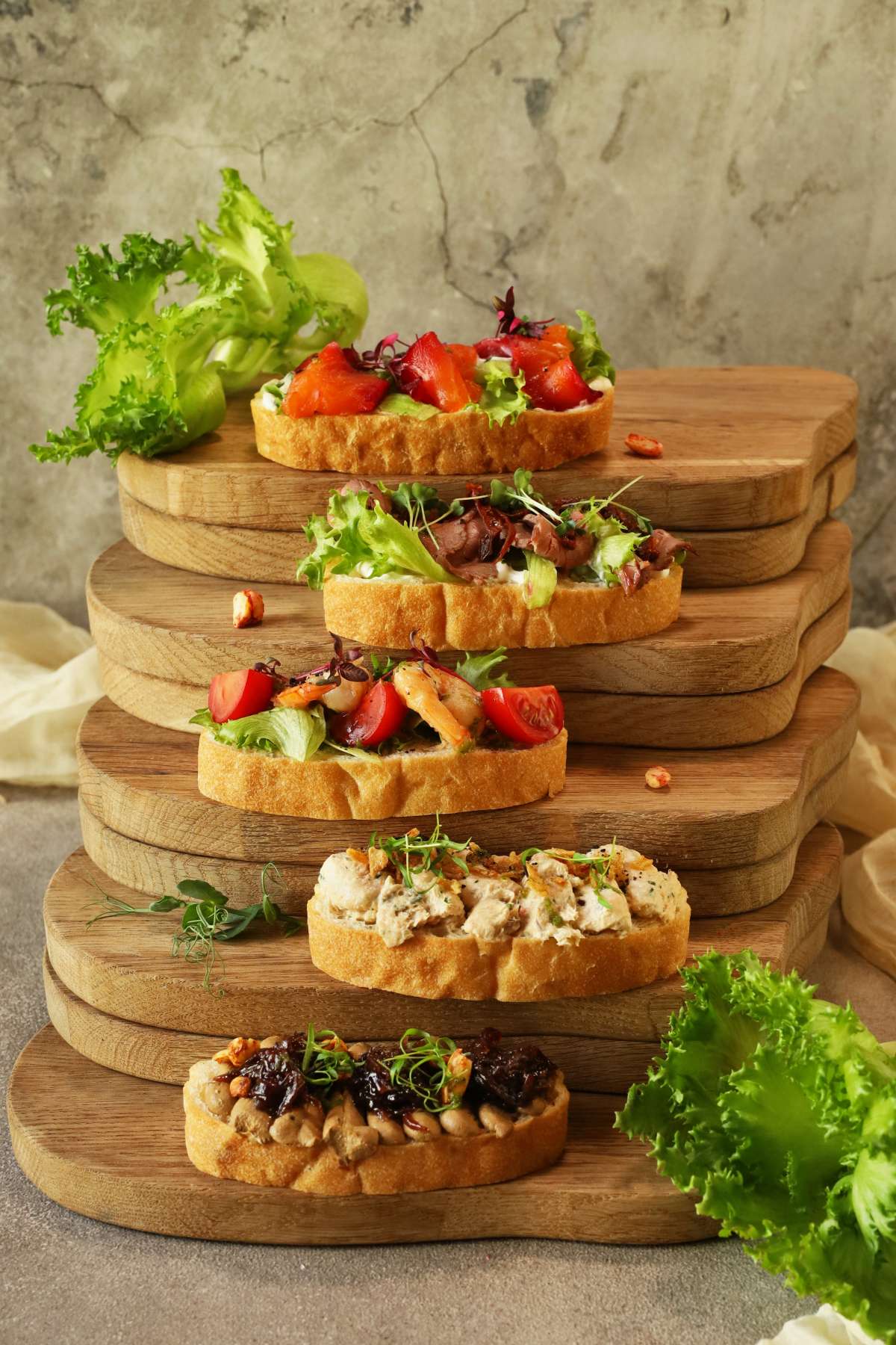 Брускетта с риетом из копченой форели