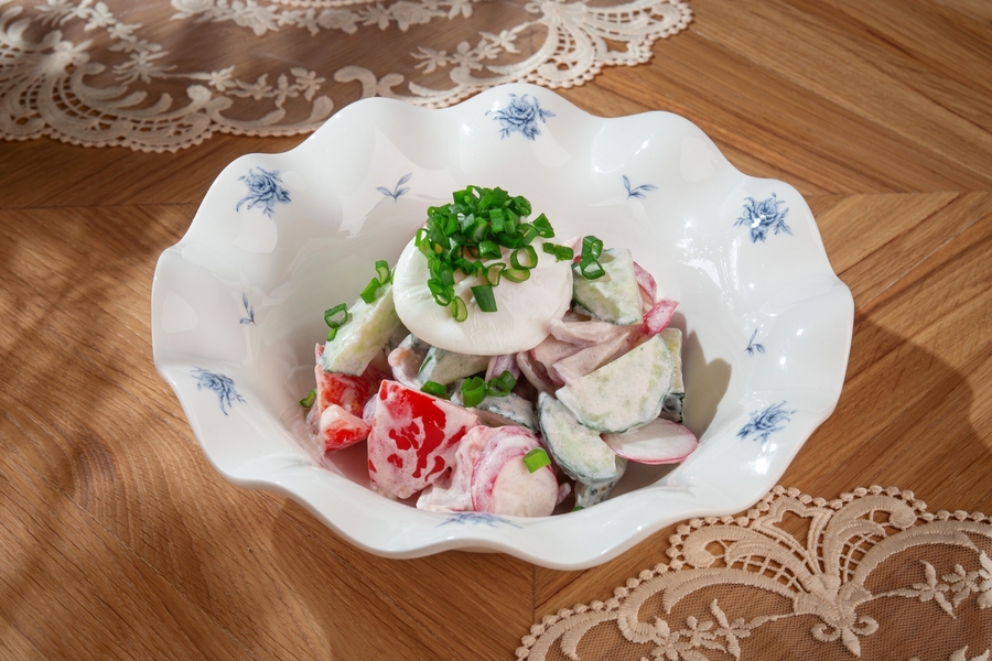 Овощной салат с яйцом пашот и сметаной