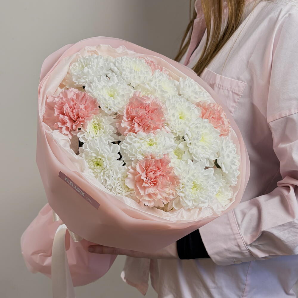 Стойкий букет из хризантем с диантусами