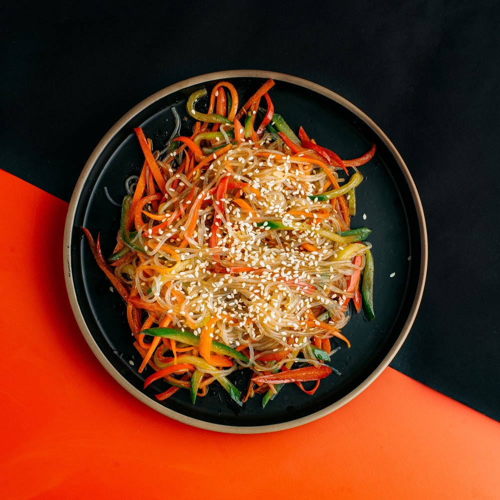 Тёплый салат с фунчозой