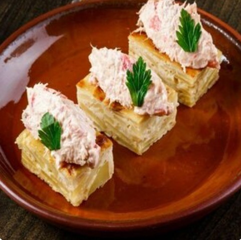 Тортилья с тунцом, сыром и томатами